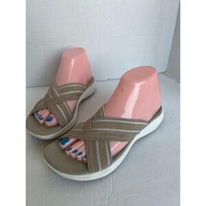 Clarks Cloudsteppers Mira Isle Tan/White Canvas Strap Flip Flop Slide Sandal 7.5